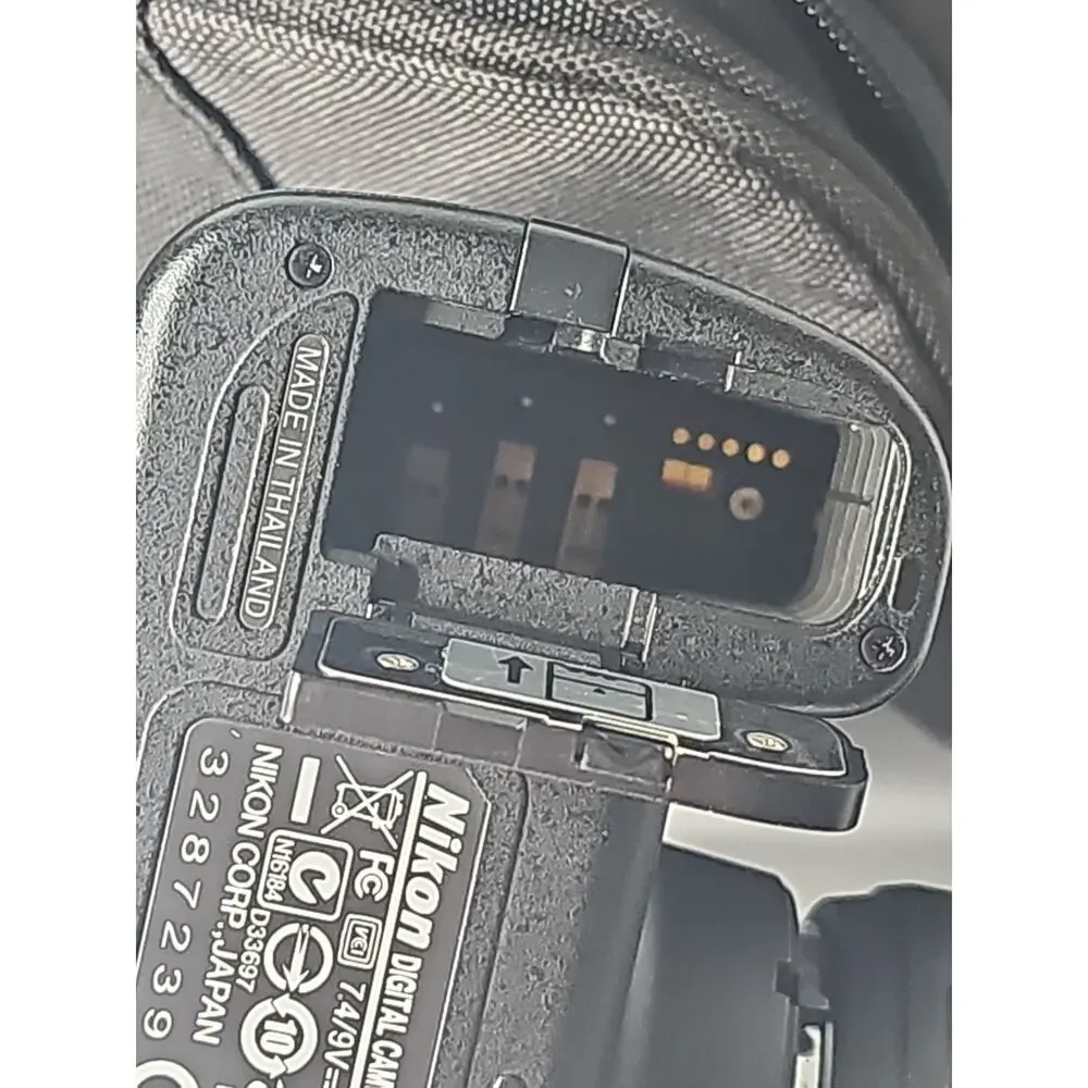 Nikon D40 Digital DSLR Camera w/ AF-S Nikkor 18-55 MM 1:3.5-5.6G & Charger 4911
